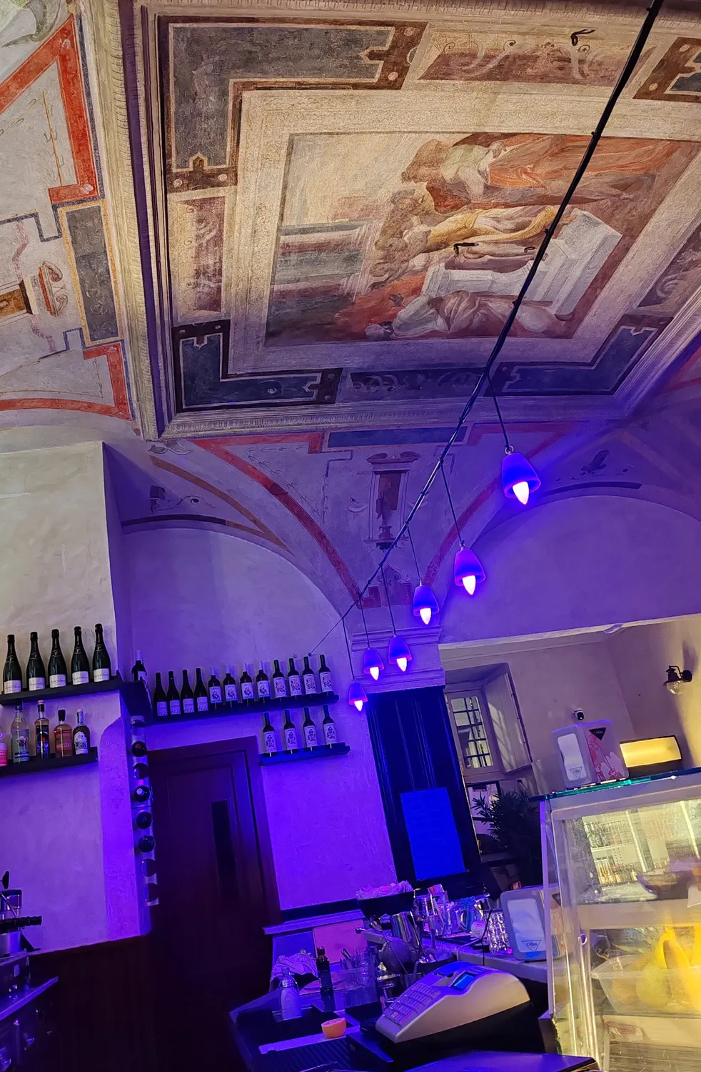 Gli affreschi del soffitto sopra il bancone