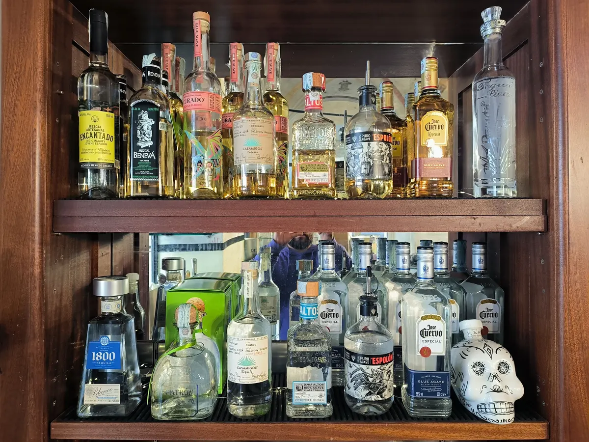 La vetrina di tequila e mezcal